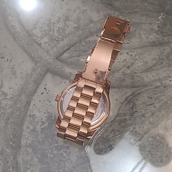 Authentic MICHAEL KORS Runway Crystal Baguette Rose Gold Ladies Watch like new - Picture 8 of 12